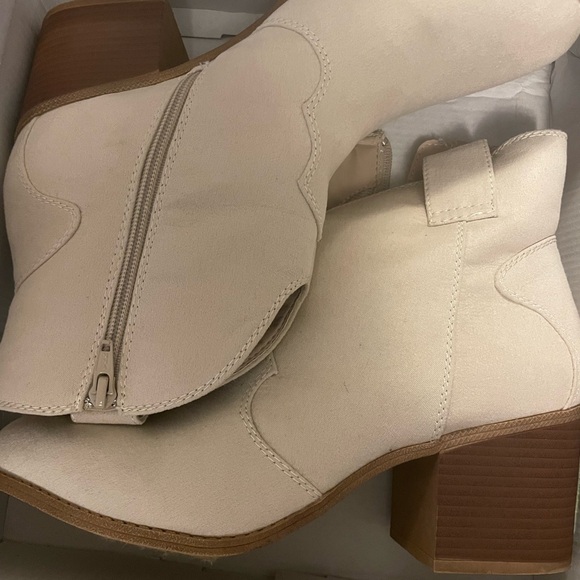 Boots - Picture 3 of 4